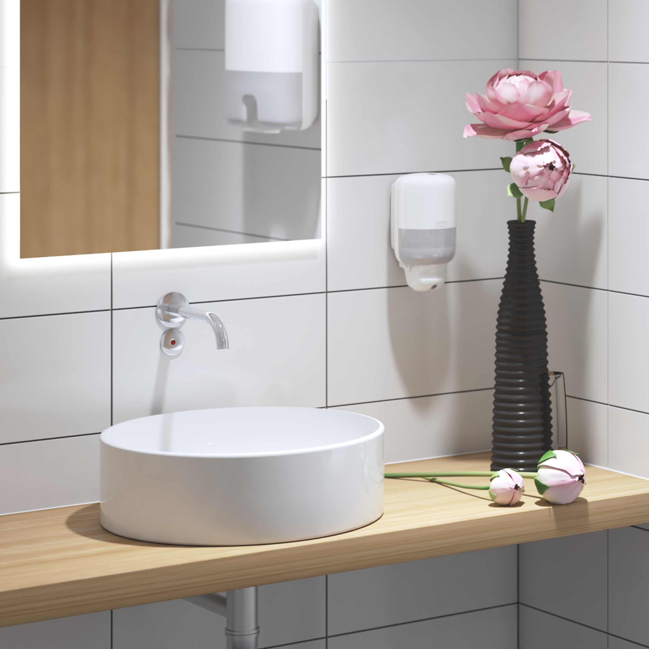 Dozownik Tork S2 w małej łazience.